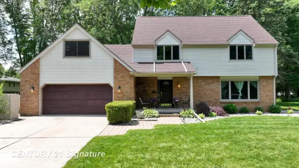 301 Meyfield LN, Midland, MI 48642