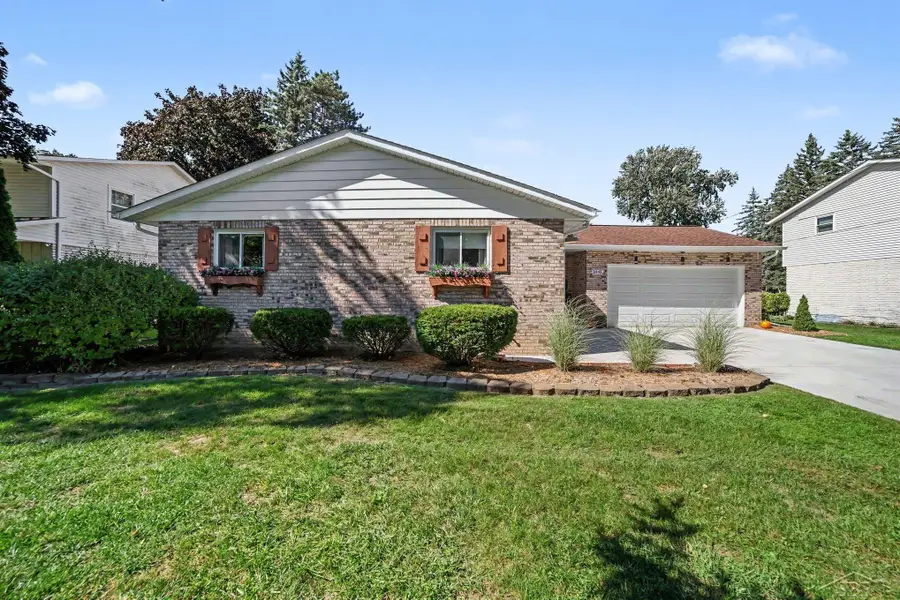 1445 Vancouver DR, Saginaw, MI 48638 - #2