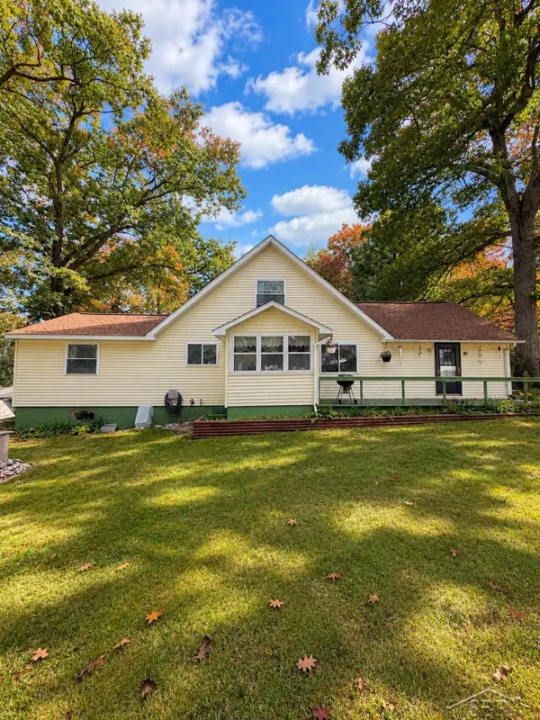 2058 W Higgins Lake DR, Roscommon, MI 48653