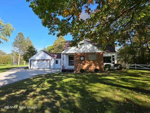810 N Line ST, Chesaning, MI 48616