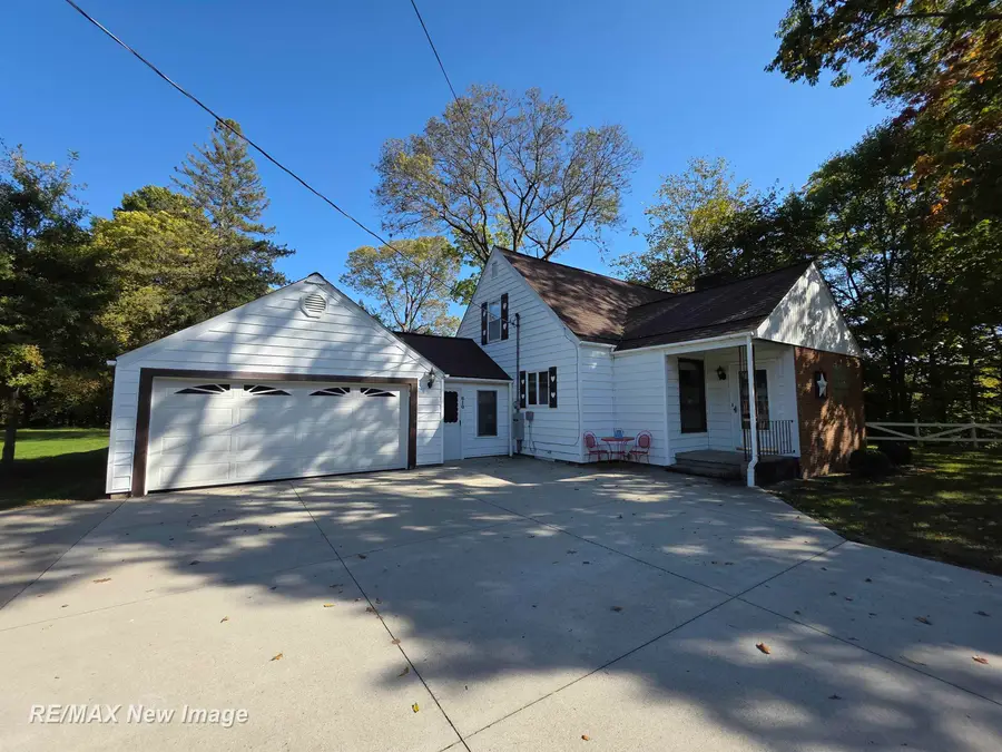 810 N Line ST, Chesaning, MI 48616 - #2