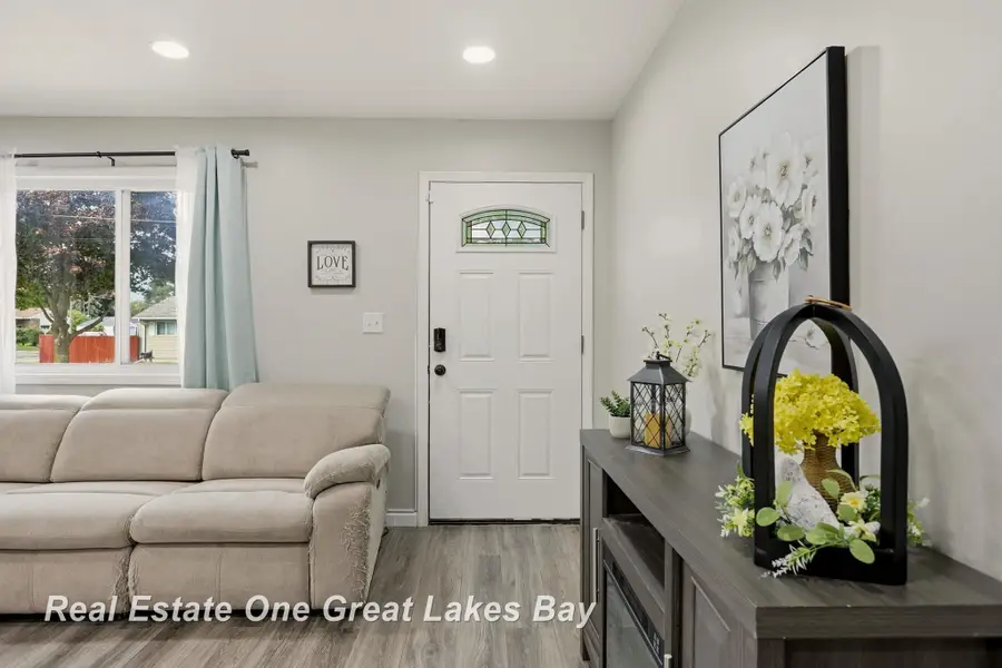 11 Woodward DR, Saginaw, MI 48601 - #2