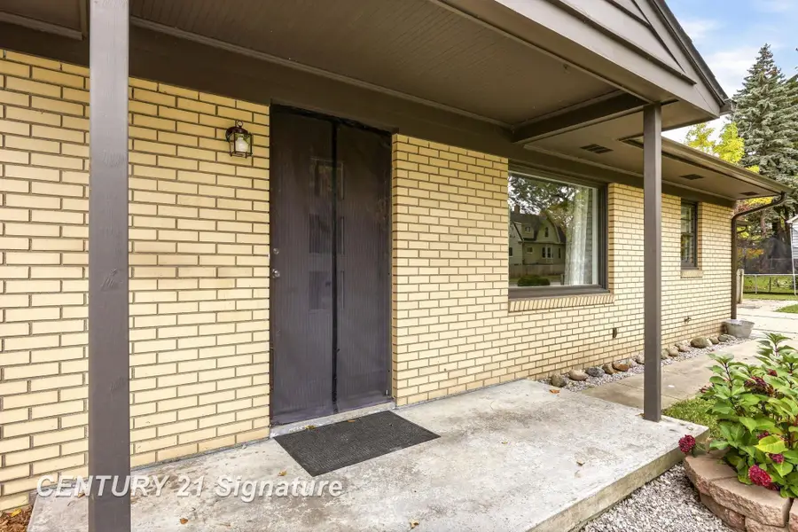 106 E Chestnut AVE, Bay City, MI 48706 - #2