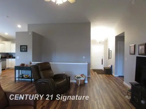 8696 Gilmour LN, Freeland, MI 48623