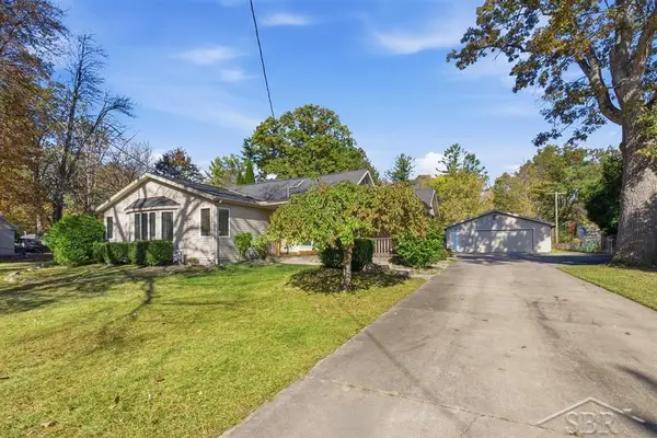 563 E Wackerly RD, Sanford, MI 48657