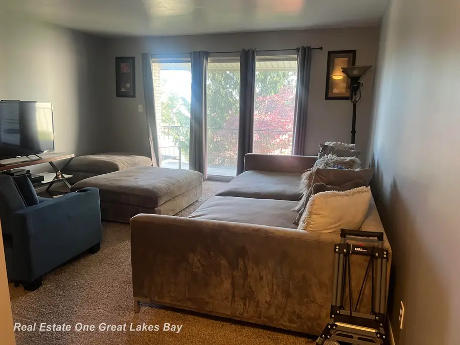 8401 Kennedy CIR, Warren, MI 48093 - #3