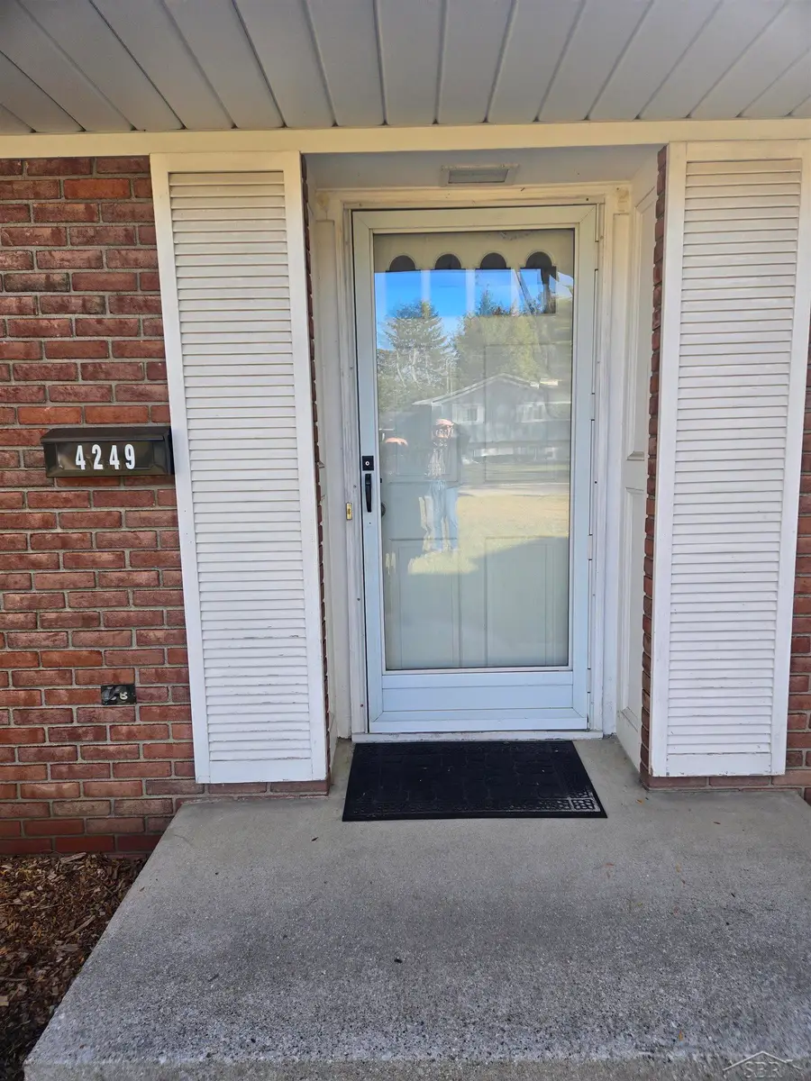 4249 Kirkwood DR, Saginaw, MI 48638 - #2