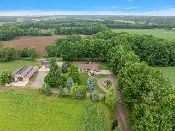 805 W Moore Road, Grant, MI 49327