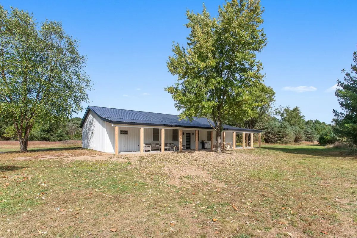 7924 S Beech Avenue, Howard City, MI 49329 - #1