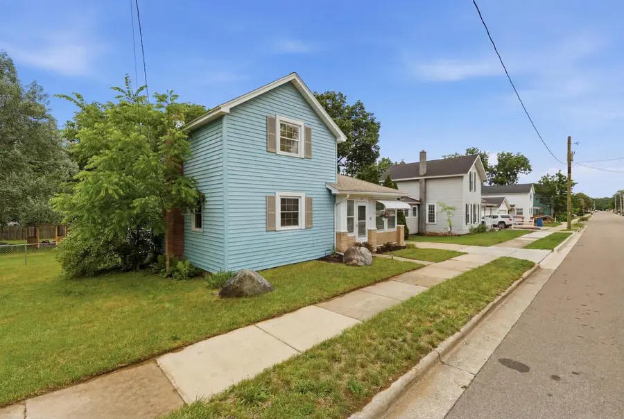 419 N Monroe Street SE, Lowell, MI 49331 - #2