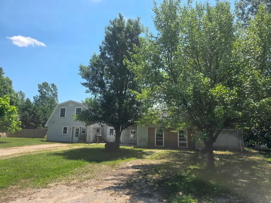 1402 E Deaner Road NE, Edmore, MI 48829 - #2