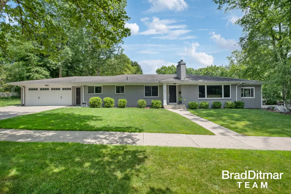 1350 Lake Grove Avenue SE, East Grand Rapids, MI 49506 - #1