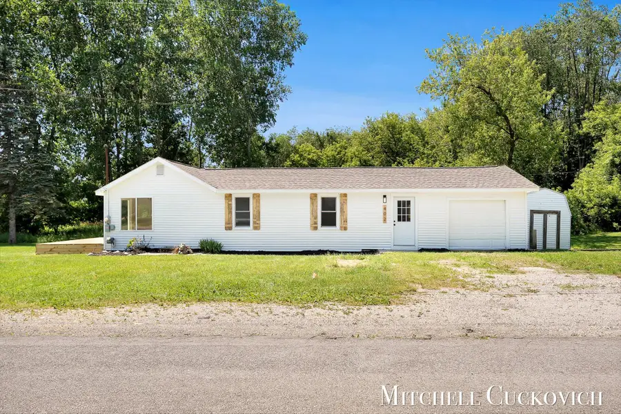 402 W Washington Street, Sheridan, MI 48884 - #2
