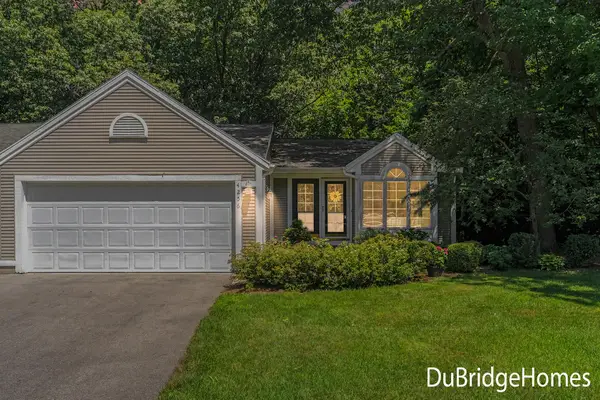 4256 Valley Hollow Drive NE, GrandRapids, MI 49525