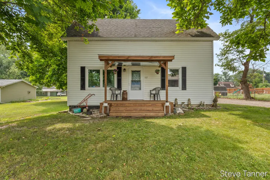 117 W Pine Street, Edmore, MI 48829 - #3