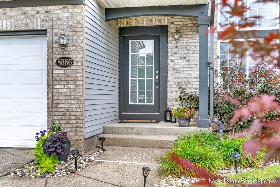 5866 E Grove Drive SE, Kentwood, MI 49512 - #2