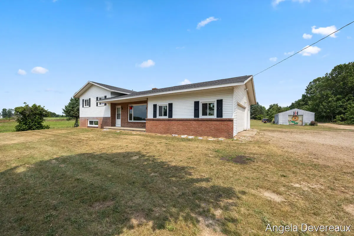 2637 17 Mile Road, Tyrone, MI 49330 - #1