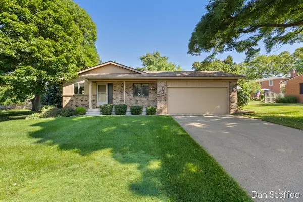 2121 Dewberry Drive NE, GrandRapids, MI 49505