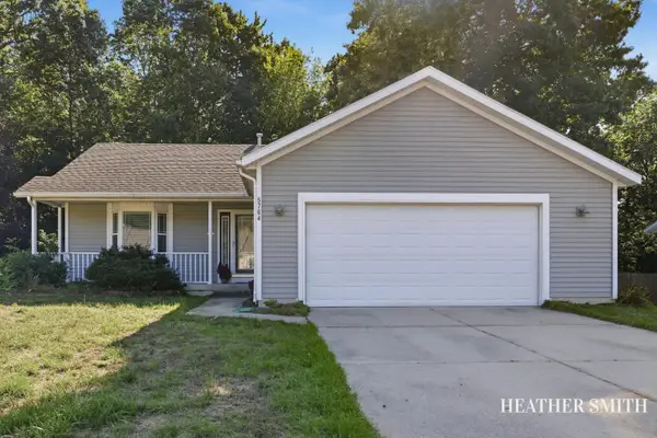 5764 Grand Oaks Drive NE, ComstockPark, MI 49321