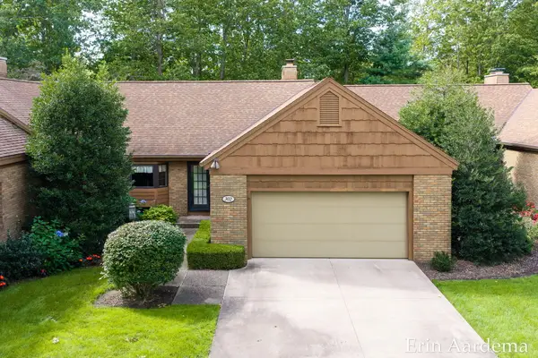 302 Foxcroft Circle, Holland, MI 49423