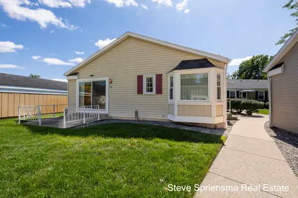 942 Village Lane, Jenison, MI 49428