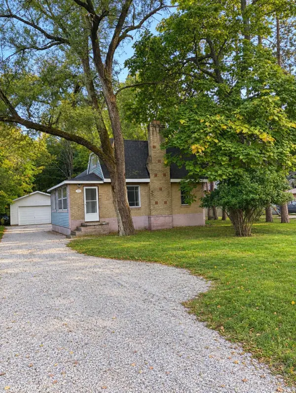 569 Porter Road, NortonShores, MI 49441