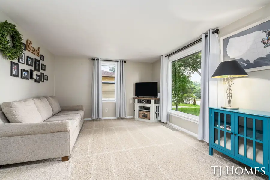 939 Benjamin Avenue NE, Grand Rapids, MI 49503 - #2