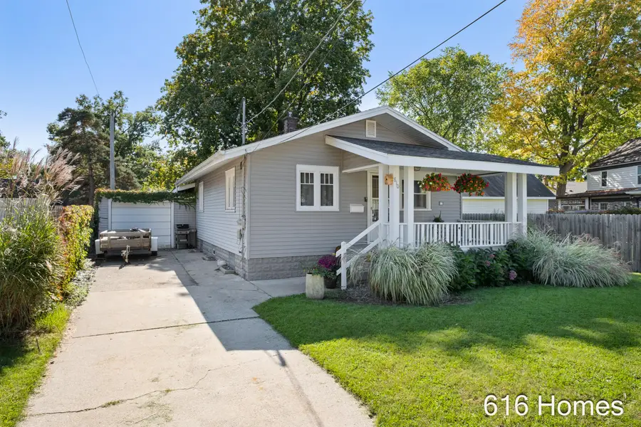 810 Oaklawn Street NE, Grand Rapids, MI 49505 - #2