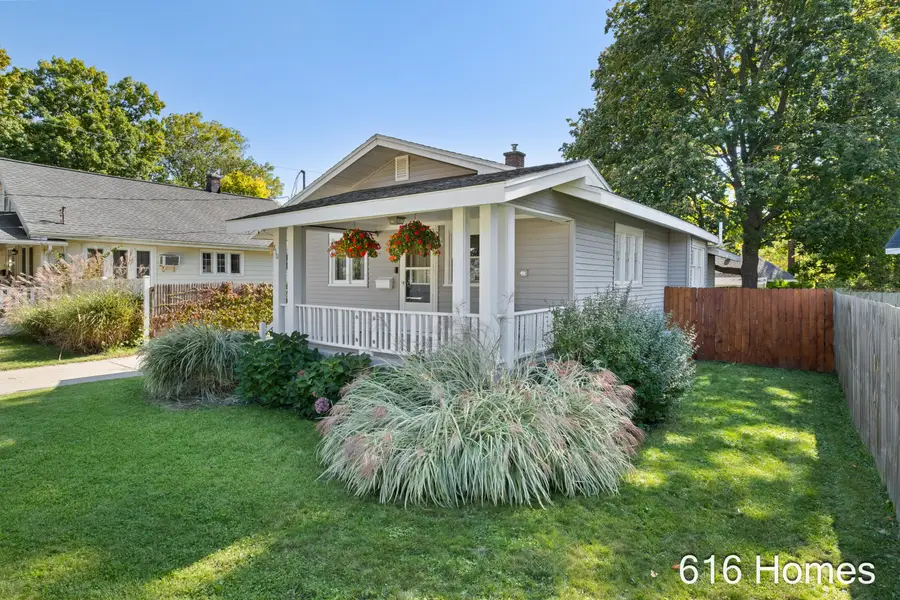 810 Oaklawn Street NE, Grand Rapids, MI 49505 - #3