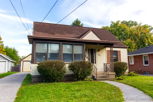 47 Farnham Street SE, Kentwood, MI 49548