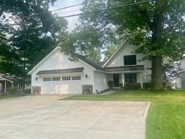 9703 Woodlawn Drive, Portage, MI 49002