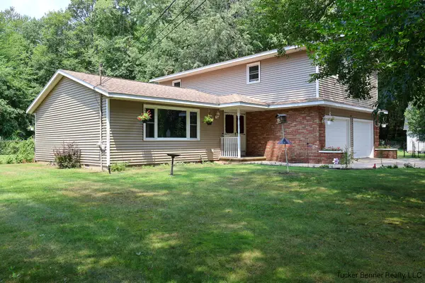 37 S Bear Lake Road, Muskegon, MI 49445
