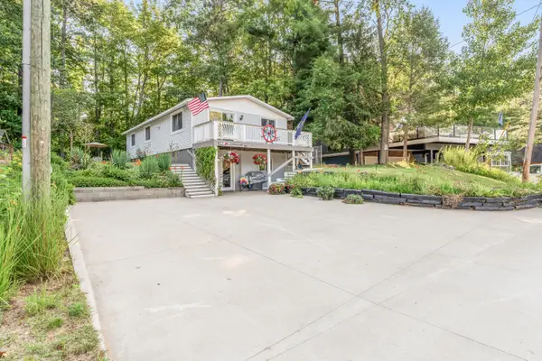 2144 E Lake Mitchell Drive, Cadillac, MI 49601
