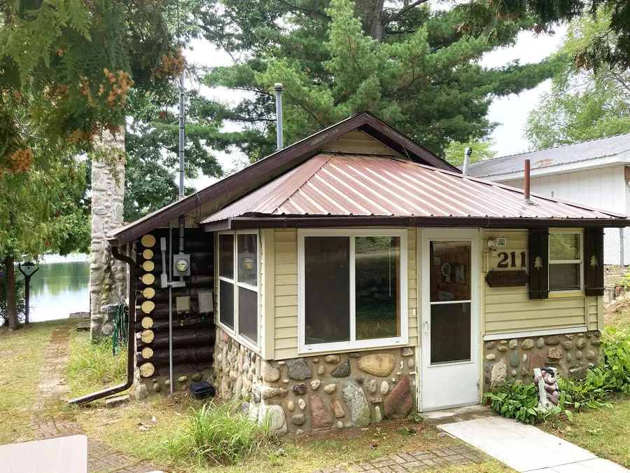 211 N Coolidge Avenue, Belvidere, MI 48886 - #2