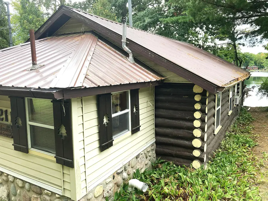 211 N Coolidge Avenue, Belvidere, MI 48886 - #3