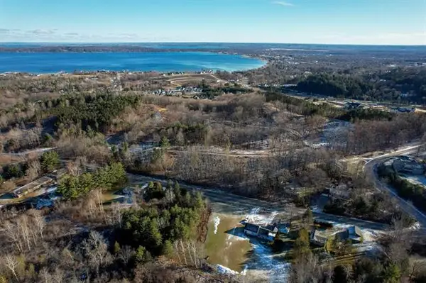 E Carter RD, TraverseCity, MI 49684