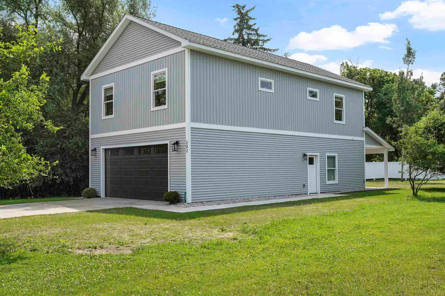 202 W Carpenter ST, Charlevoix, MI 49720 - #3