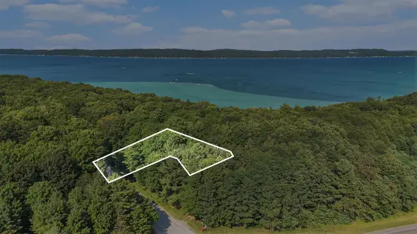 313 Shorewood DR, Frankfort, MI 49635