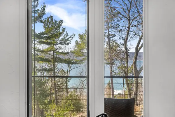 6644 Peninsula DR, TraverseCity, MI 49686