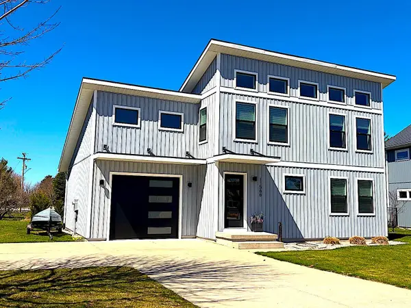 11566 S Sunset DR, Empire, MI 49630