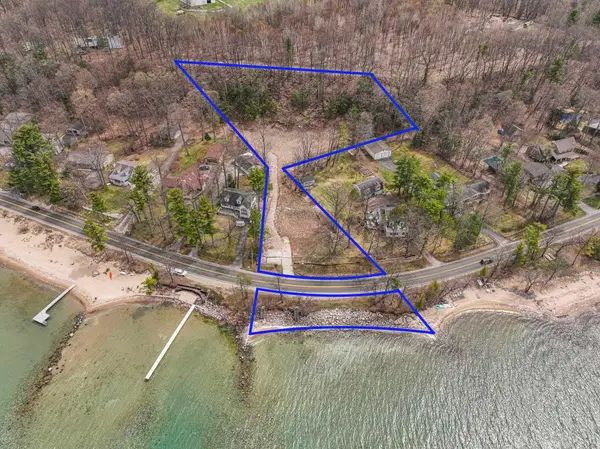 9006 Peninsula DR, TraverseCity, MI 49686