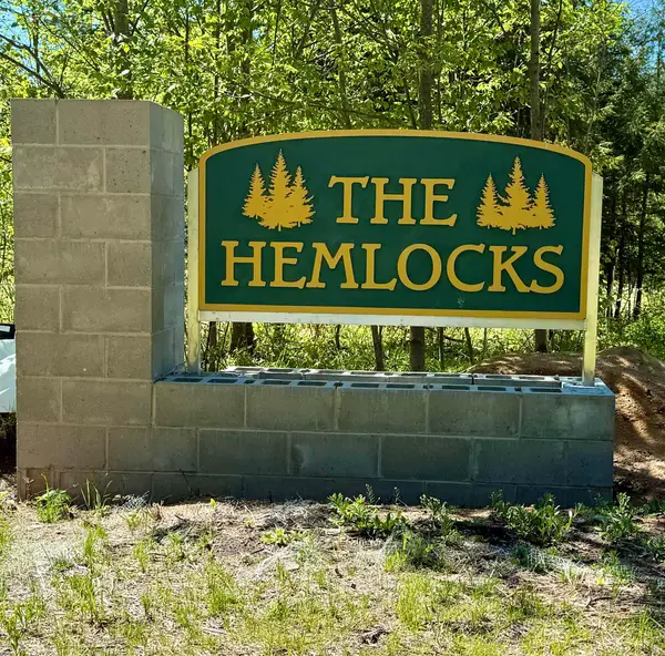 8787 Hemlock Hill, TraverseCity, MI 49685