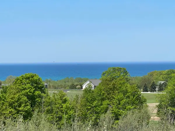 3 Foxview DR, Charlevoix, MI 49720