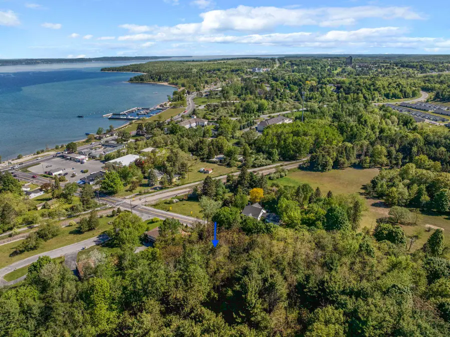 27 Bunker Hill RD, Williamsburg, MI 49690 - #3