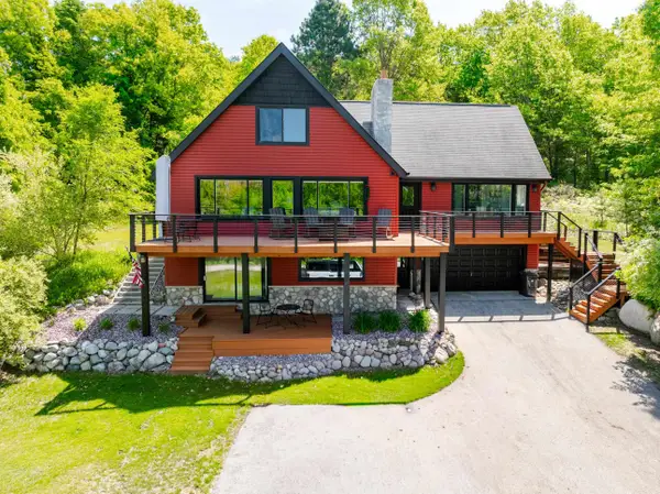 2104 Apple Hill RD, TraverseCity, MI 49686