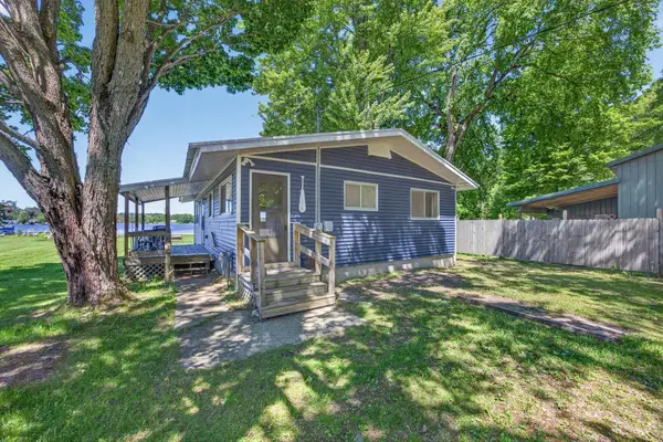 2864 Pleasant Lake Shore, Cadillac, MI 49601