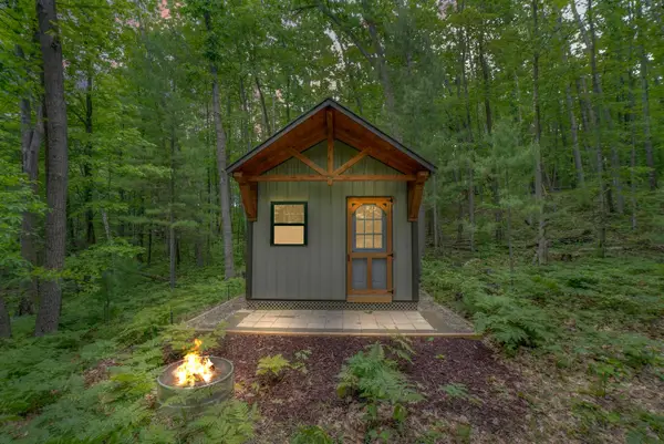 E Long Lake RD, Cadillac, MI 49601