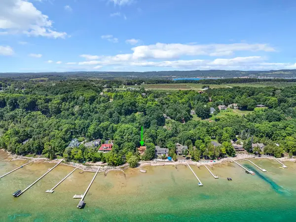1275 S Nanagosa TRL, SuttonsBay, MI 49682
