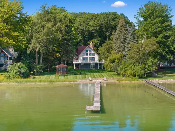 6529 Edgewater DR, Honor, MI 49640