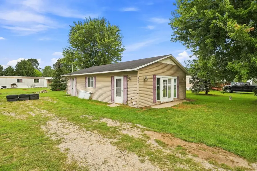 3305 N 3 1/2 RD, Mesick, MI 49668 - #2